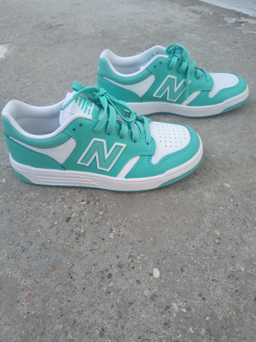 New Balance 480 Low Top Sneakers Green/White Unisex. Size 2.5 Youth, 4 Womens